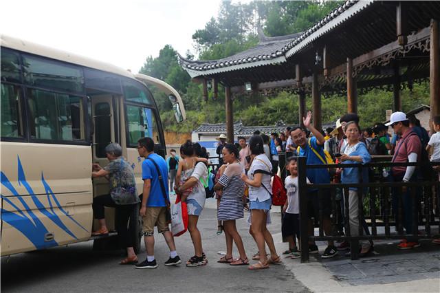西江景区全体员工奋战暑期“旅游黄金月”为游客服务
